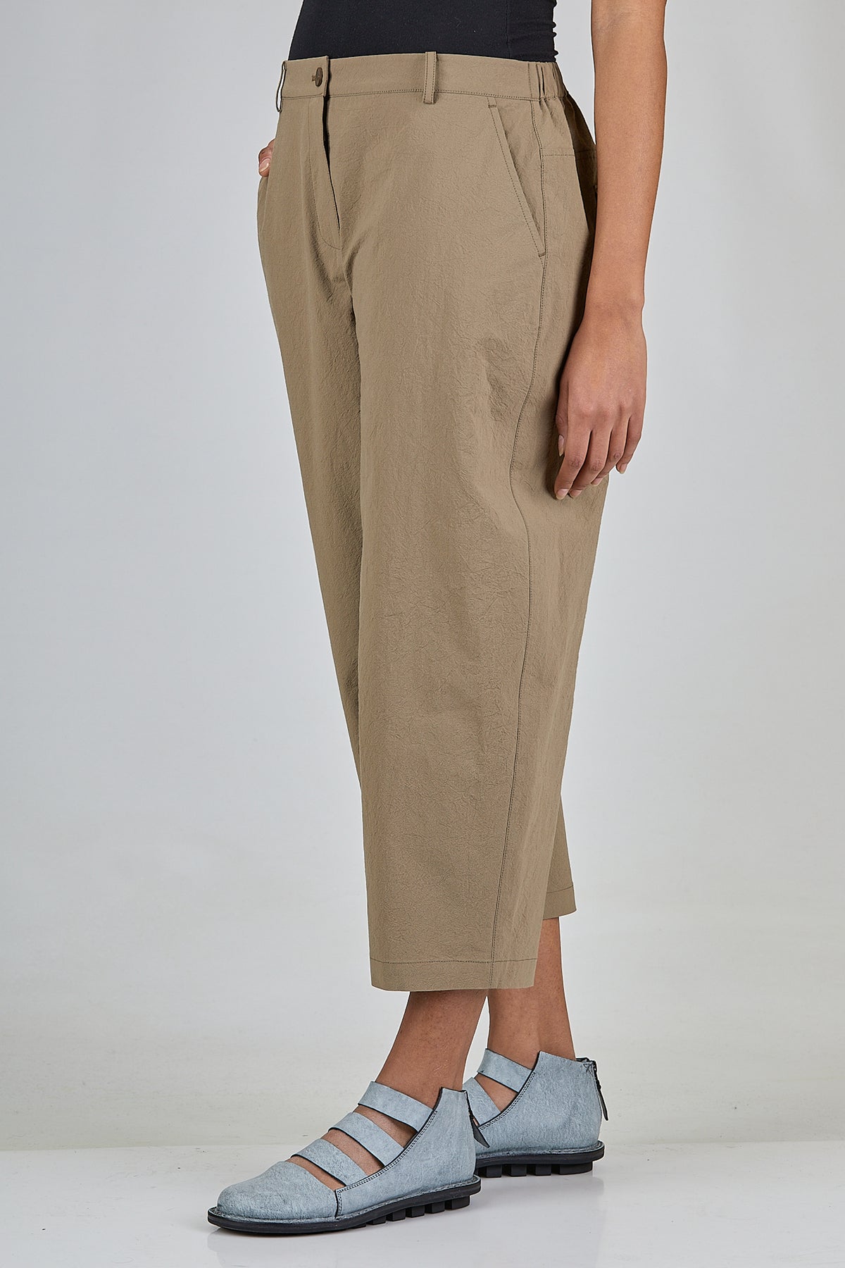 slant pockets and two patch pockets on the back