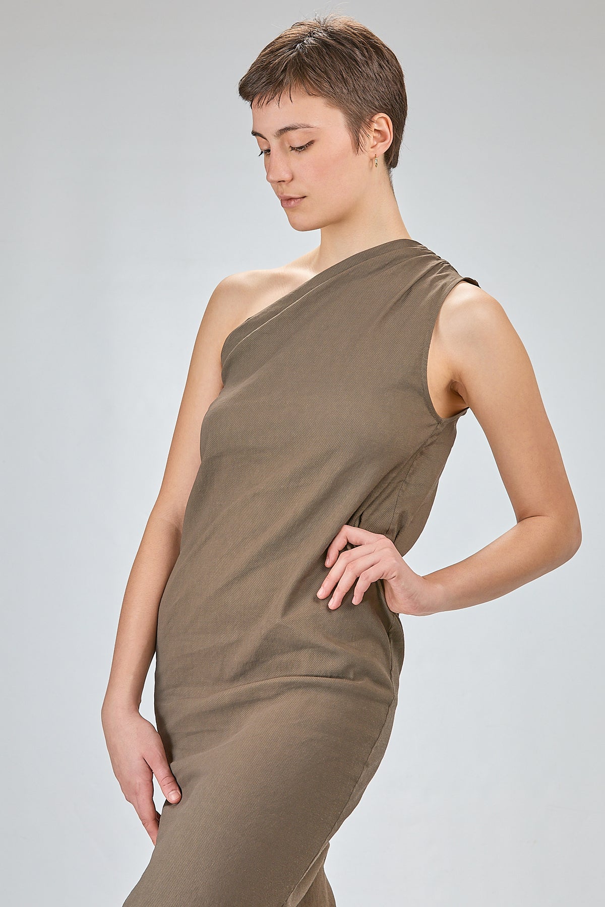http://localhost:8180/imgBeestore/31844-1 A.jpg