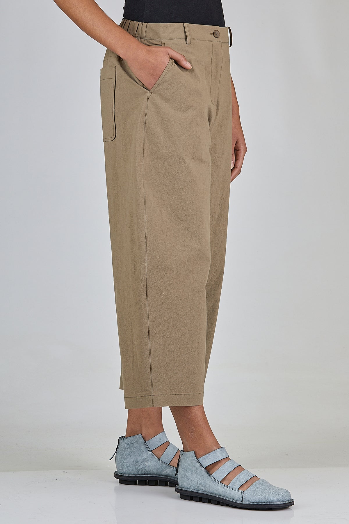 slant pockets and two patch pockets on the back