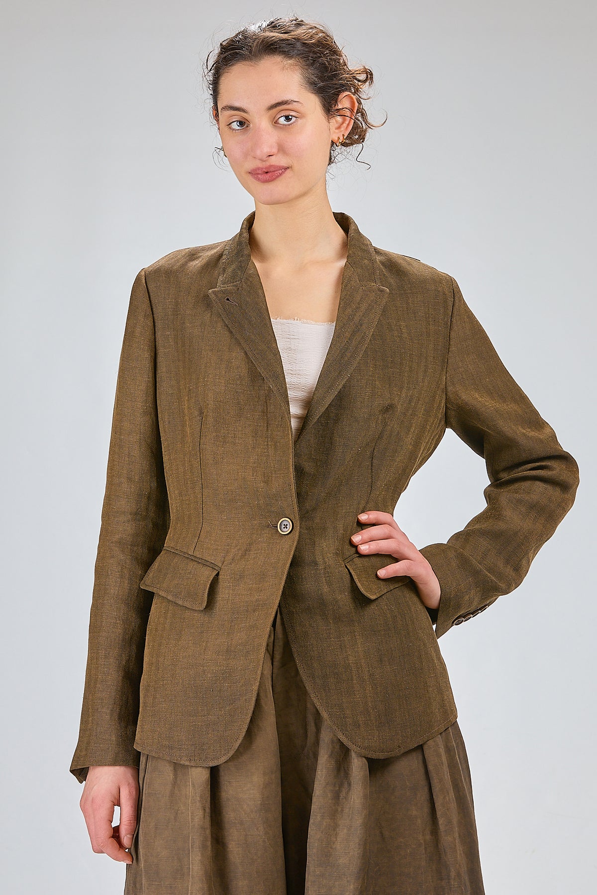 http://localhost:8180/imgBeestore/31843-1 A.jpg