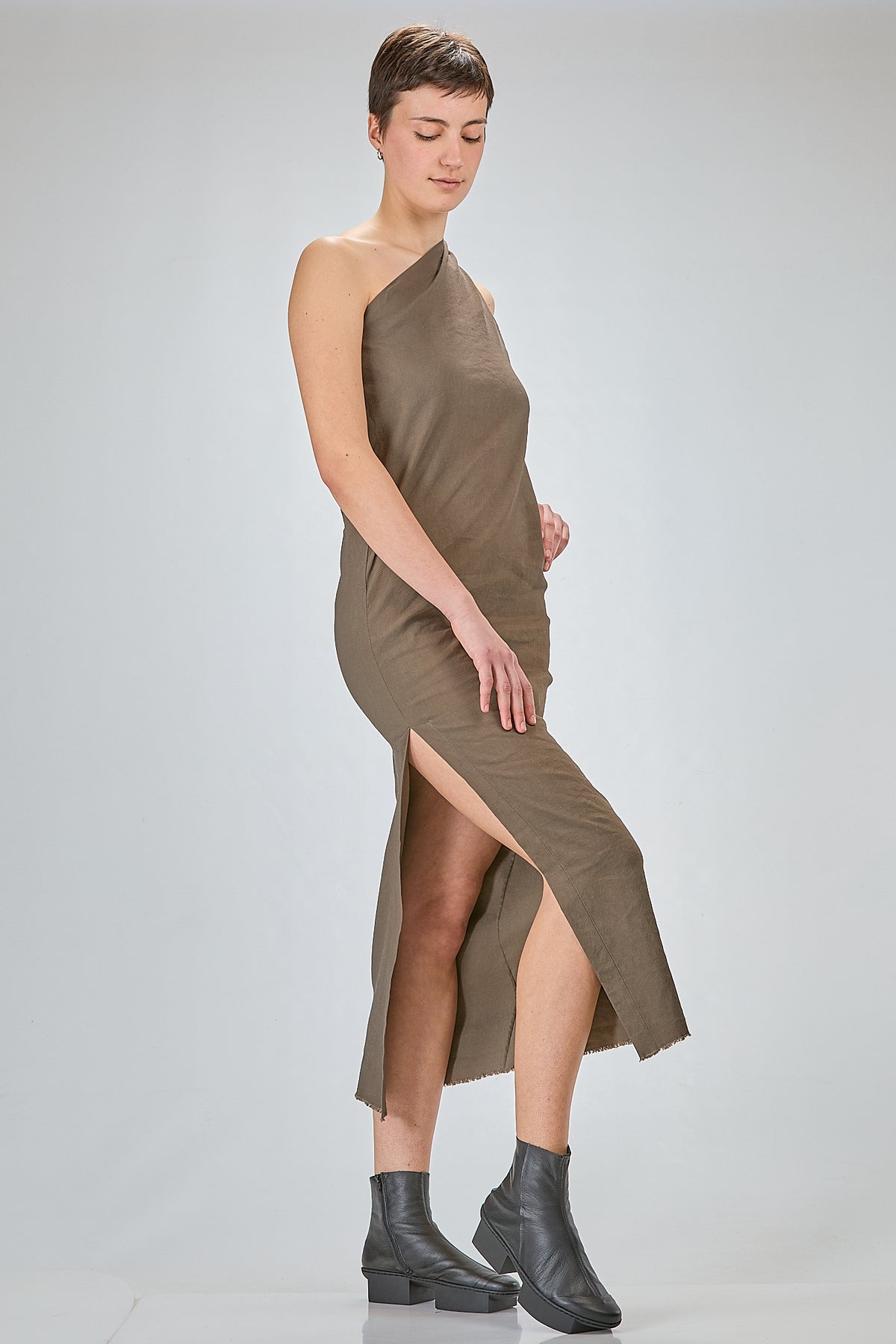 http://localhost:8180/imgBeestore/31844-1 A.jpg