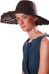 elipsoidal pleated brim hat  - 