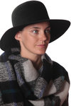 wide-brimmed hat  - 