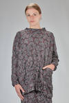 wide long top in polyester froissé with stylized foliage pattern - SHU MORIYAMA 
