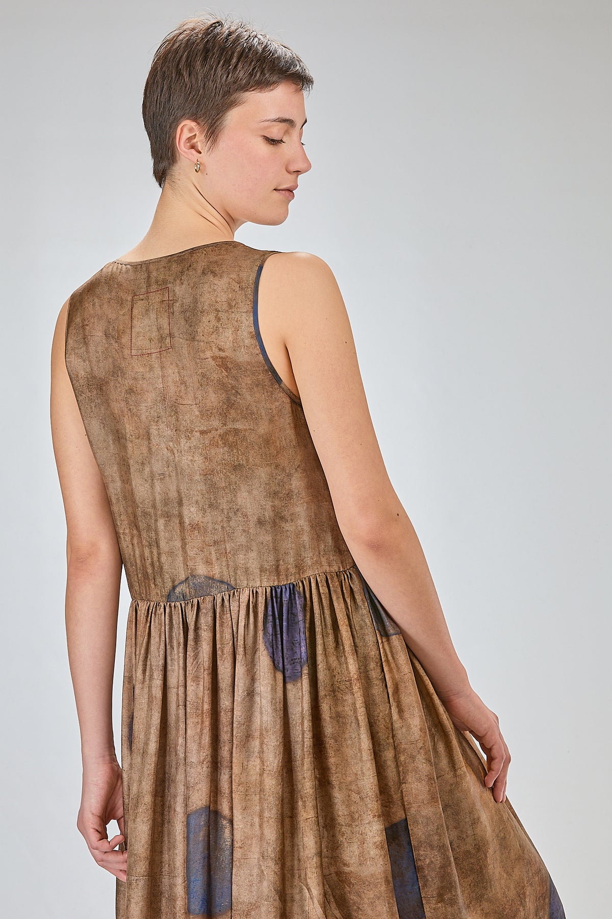 http://localhost:8180/imgBeestore/31838-1 A.jpg