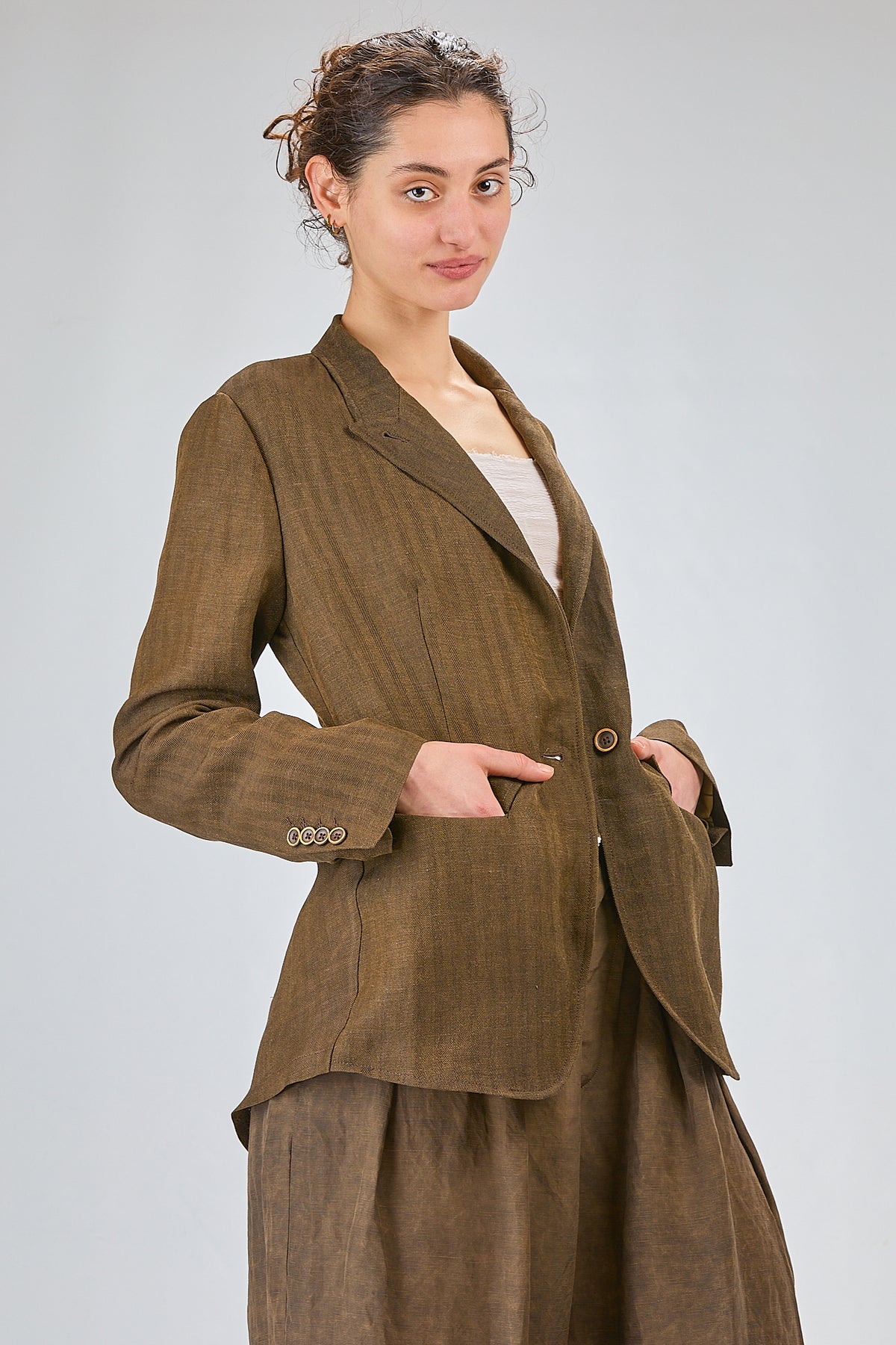 http://localhost:8180/imgBeestore/31843-1 A.jpg