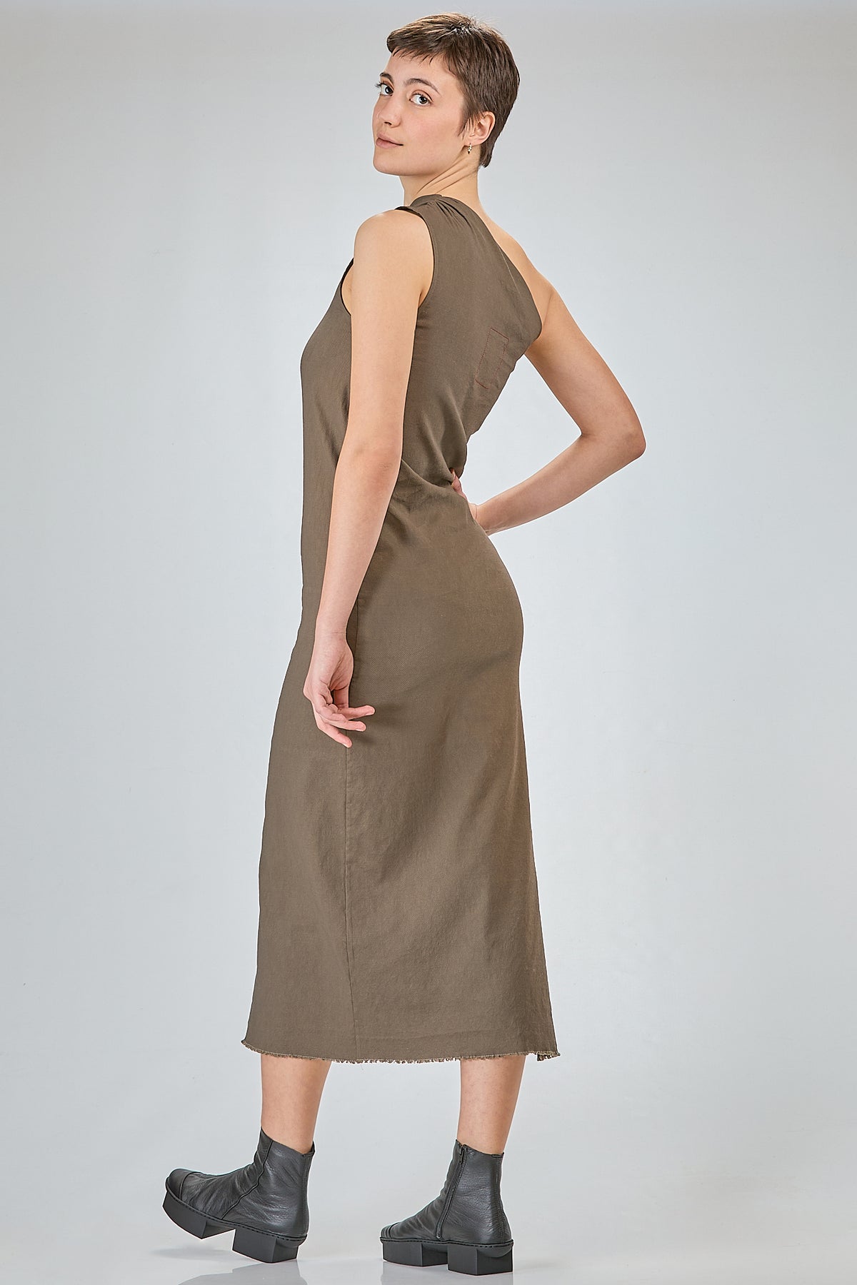 http://localhost:8180/imgBeestore/31844-1 A.jpg