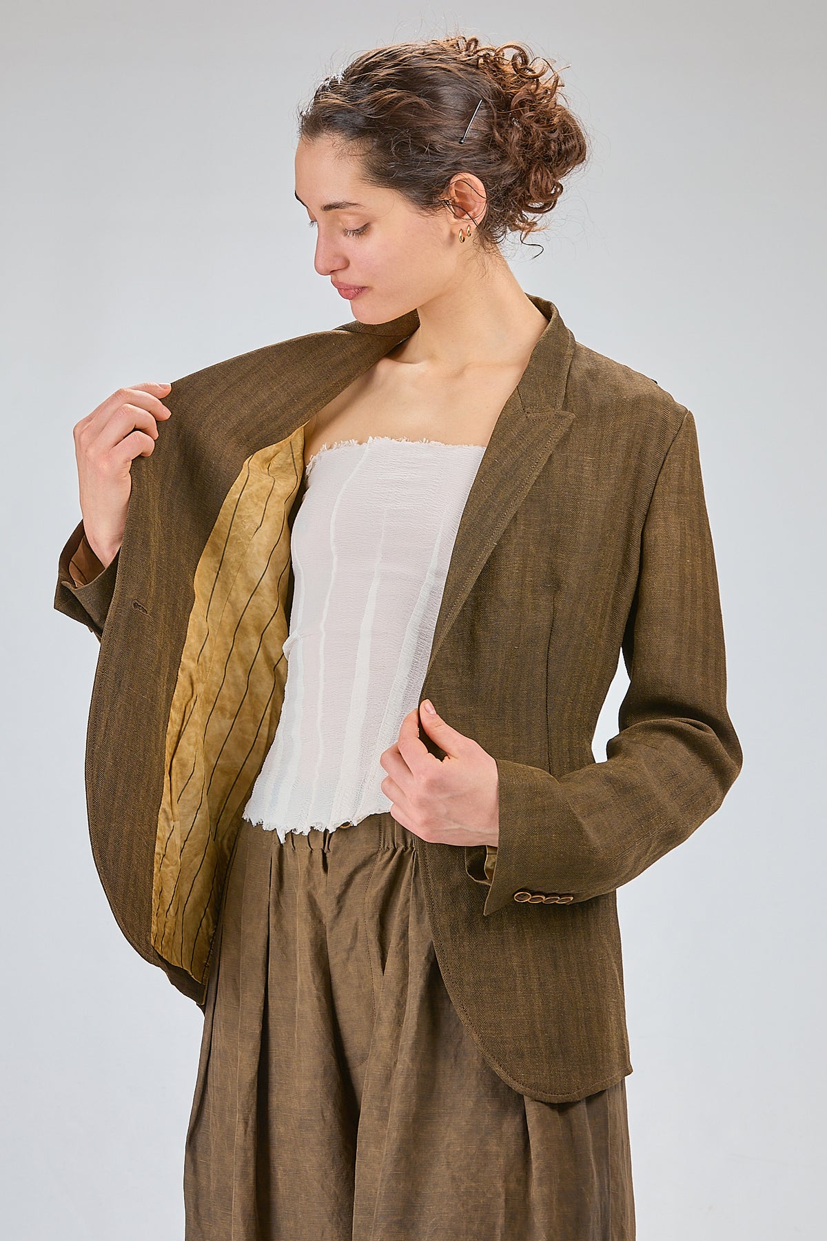 http://localhost:8180/imgBeestore/31843-1 A.jpg