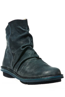 PLEATS ankle boot in treated cowhide leather and classic rounded sole in non-slipper rubber - TRIPPEN 