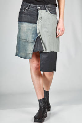 short and asymmetrical skirt with a base in a cotton stretch denim, black polybutylene terephthalate and parts in polyamide  - 120