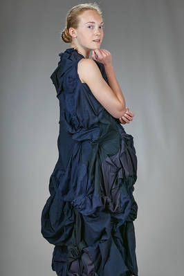 abito 'sculpture' longuette, costruito a patchwork di tasselli di cotone e lino tono su tono - DANIELA GREGIS 
