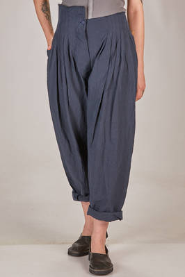 wide trousers  in washed cotton and linen canvas,, staggered high waist with raw cut profiles, rear central strap, pleats sewn on the front at the belt, diagonal welt pockets on the sides  - 163