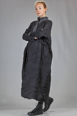 long and wide dress in crinkled polyester with circular signs in contrasting color - SHU MORIYAMA 