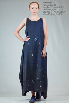 long and wide dress in polyester satin with 'star' print, wide round neck, sleeveless, side panels that can act as small 'hand rests', internal laces to adjust the length to your liking, amphora line  - 364
