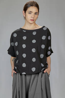hip length t-shirt, wide, in cotton jersey with slub polka dots  - 373
