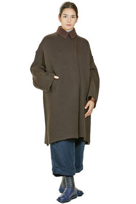 long coat in knitted cashmere, wool, silk, polyamide, viscose and polyester quilted on the outside and bouclé on the inside  - 227