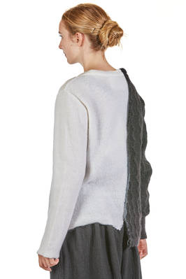 maglia al fianco, ampia e asimmetrica, in maglia di mohair bicolore - ARCHIVIO J. M. RIBOT 
