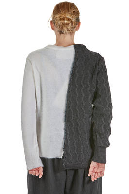 maglia al fianco, ampia e asimmetrica, in maglia di mohair bicolore - ARCHIVIO J. M. RIBOT 