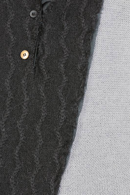 maglia al fianco, ampia e asimmetrica, in maglia di mohair bicolore - ARCHIVIO J. M. RIBOT 