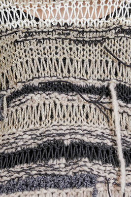 maglia al fianco, ampia, in maglia lavorata a mano con un mix di lane vintage - ARCHIVIO J. M. RIBOT 