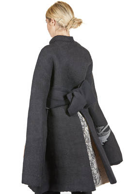 cappotto 'sculpture' sopra al ginocchio in nuno-feltro di lana e seta fatto a mano - AGOSTINA ZWILLING 