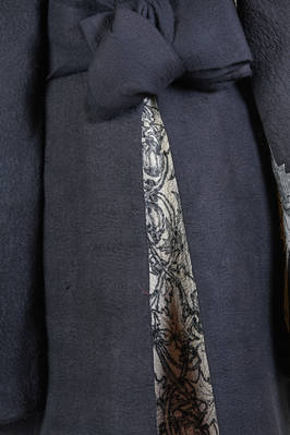 cappotto 'sculpture' sopra al ginocchio in nuno-feltro di lana e seta fatto a mano - AGOSTINA ZWILLING 
