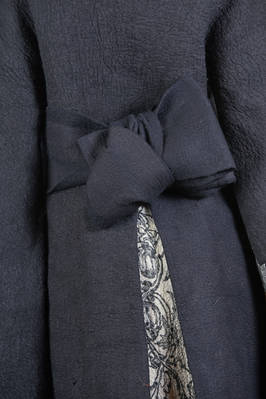 cappotto 'sculpture' sopra al ginocchio in nuno-feltro di lana e seta fatto a mano - AGOSTINA ZWILLING 
