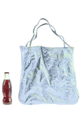 big shopper bag in crinkled satin with metal core on the inside  - 273