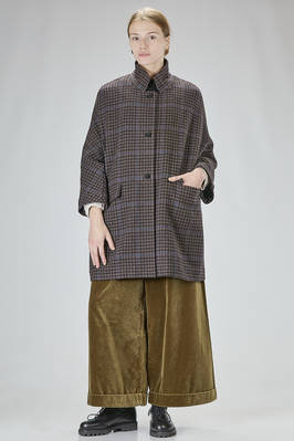 Knee-length caban, wide, in lambswool houndstooth  - 195