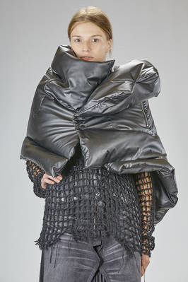 'sculpture' down-filled synthetic leather cape  - 74