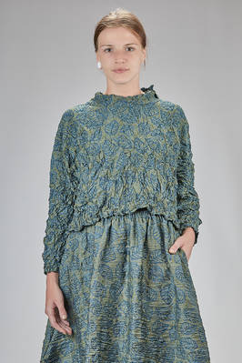 wide hip-length top in polyester froissé with foliage pattern  - 123