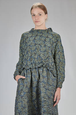 wide hip-length top in polyester froissé with foliage pattern  - 123