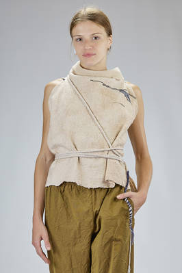 scarf/vest with a large hand-braided lace in nuno-felt of merino wool and silk  - 379
