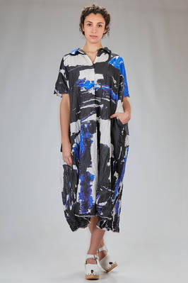 long and wide dress in washed cotton and printed in blue and white tones  - 195