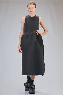 'sculpture' dress, longuette, in polyester plissé  - 397