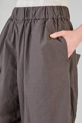 pantalone sotto al ginocchio, ampio, in tela di cotone lavato e tinto in capo - ALBUM DI FAMIGLIA 
