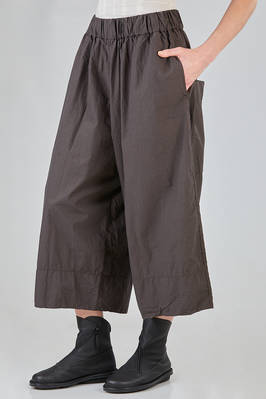 pantalone sotto al ginocchio, ampio, in tela di cotone lavato e tinto in capo - ALBUM DI FAMIGLIA 
