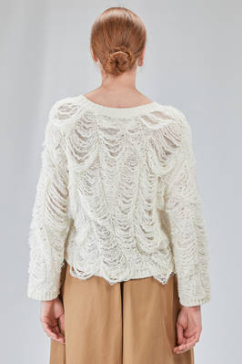 short and soft sweater in organic cotton knit with horizontal dropped threads - ISABEL BENENATO 