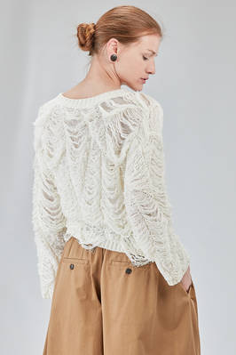 short and soft sweater in organic cotton knit with horizontal dropped threads - ISABEL BENENATO 
