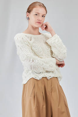 short and soft sweater in organic cotton knit with horizontal dropped threads - ISABEL BENENATO 