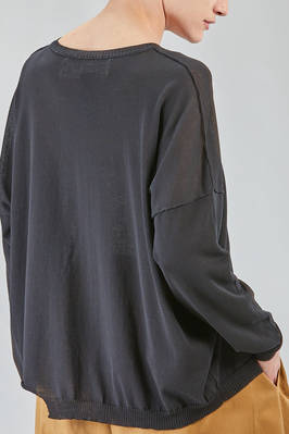 maglia al fianco, morbida e asimmetrica, in maglia rasata di cotone leggero - ISABEL BENENATO 