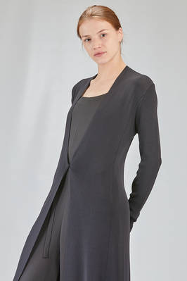 cardigan lungo, asciutto e sfiancato, in maglia mini-rib di viscosa e poliestere - ISABEL BENENATO 