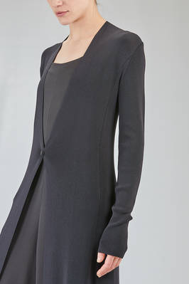 cardigan lungo, asciutto e sfiancato, in maglia mini-rib di viscosa e poliestere - ISABEL BENENATO 