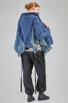 caban 'sculpture' a cappa bidimensionale, in denim indigo di cotone stonewash - JUNYA WATANABE 
