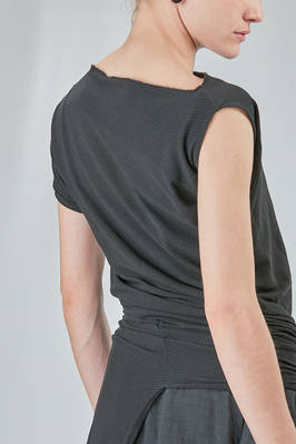 t-shirt lunga, asciutta e asimmetrica in jersey di cotone - MARC LE BIHAN 
