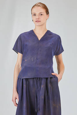 hip-lenght top, slim, in washed silk mulberry with shaded motif  - 346