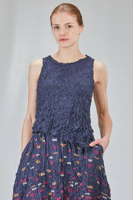 hip-lenght top, asymmetric and lean, in polyester froissé with horizontal stripes tone on tone  - 123