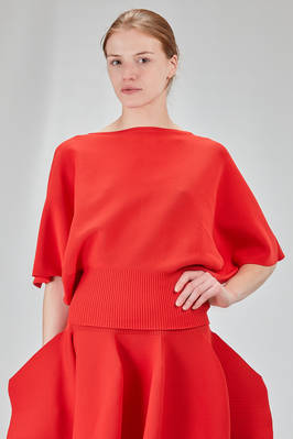 hip-lenght t-shirt, wide and narrower at the bottom, in elastic recycled polyester and nylon knit  - 413