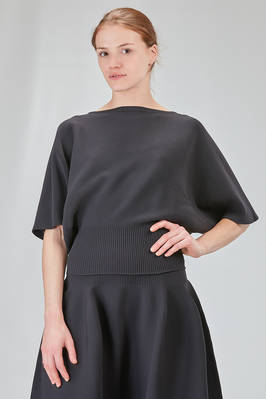 hip-lenght t-shirt, wide and narrower at the bottom, in elastic recycled polyester and nylon knit  - 413