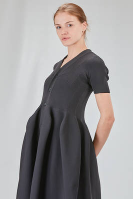 abito con lunghezza midi, voluminoso e asciutto, in maglia elastica di poliestere riciclato - CFCL 
